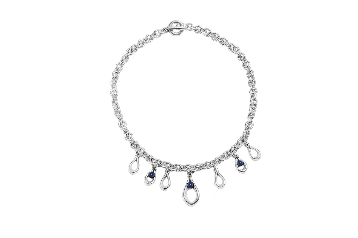 Collar corto con baño de plata, charms y resina
