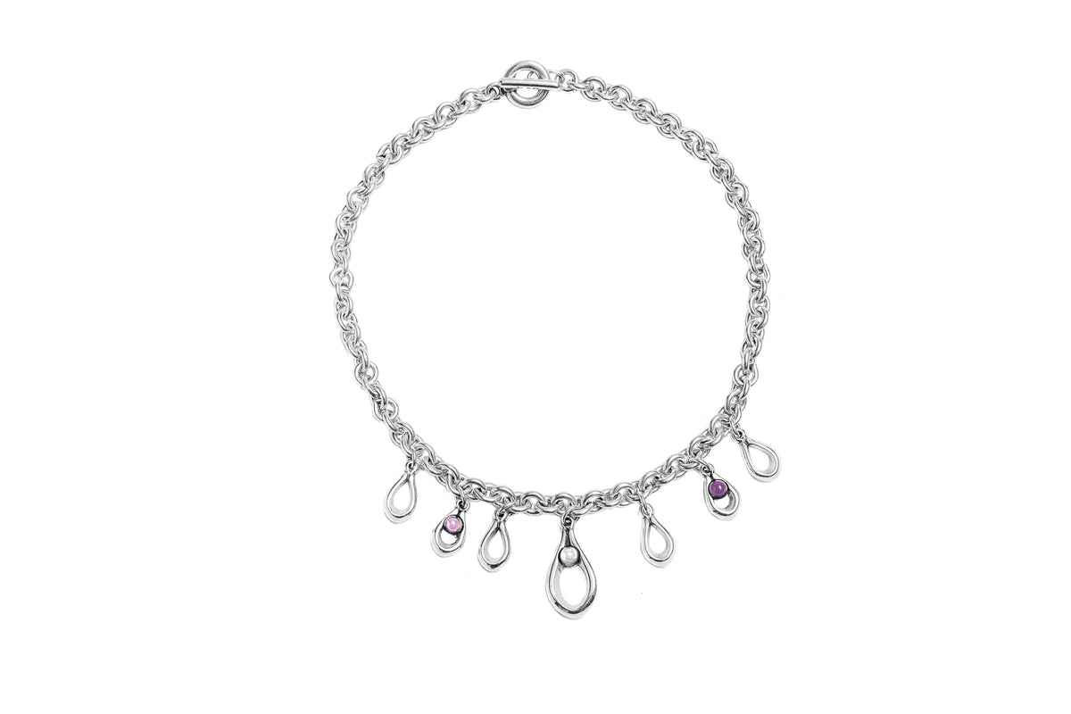 Collar corto con baño de plata, charms y resina