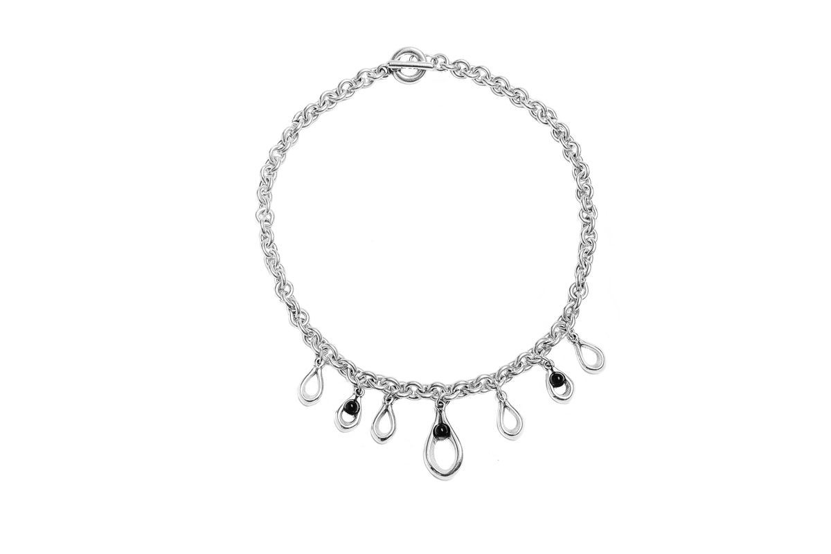 Collar corto con baño de plata, charms y resina