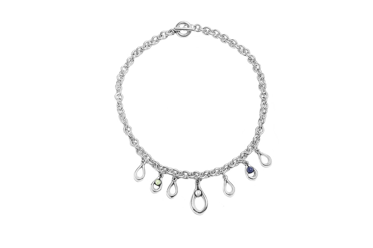 Collar corto con baño de plata, charms y resina