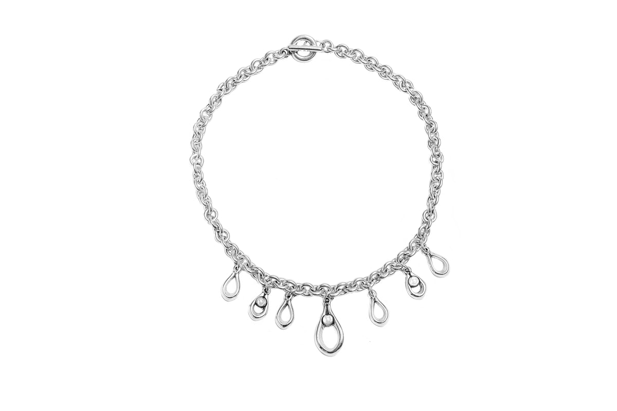 Collar corto con baño de plata, charms y resina