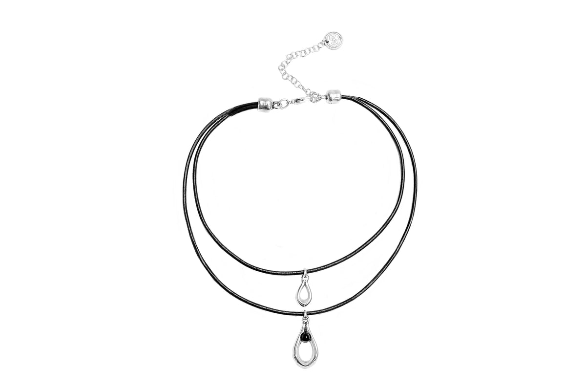 Collar doble con baño de plata cuero y resina