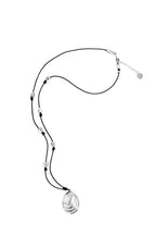 Collar largo con baño de plata y cuero