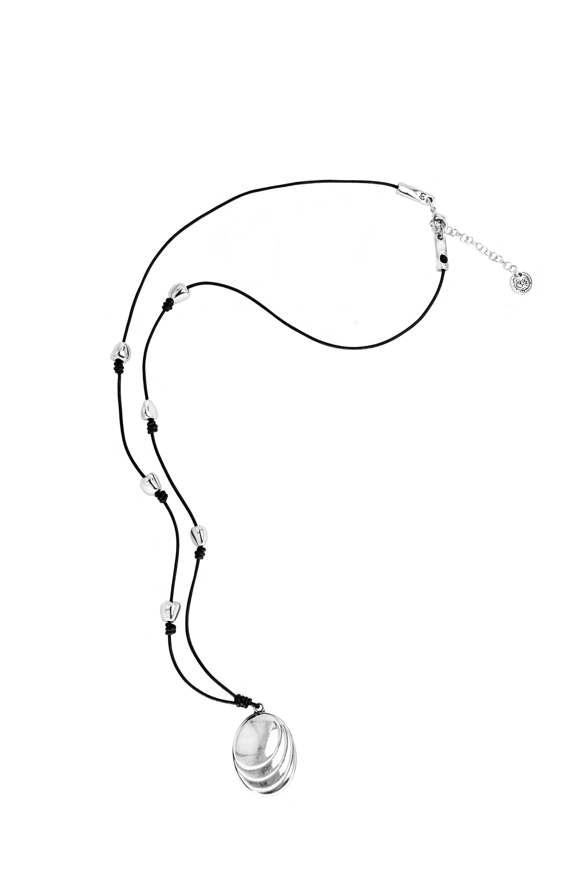Collar largo con baño de plata y cuero