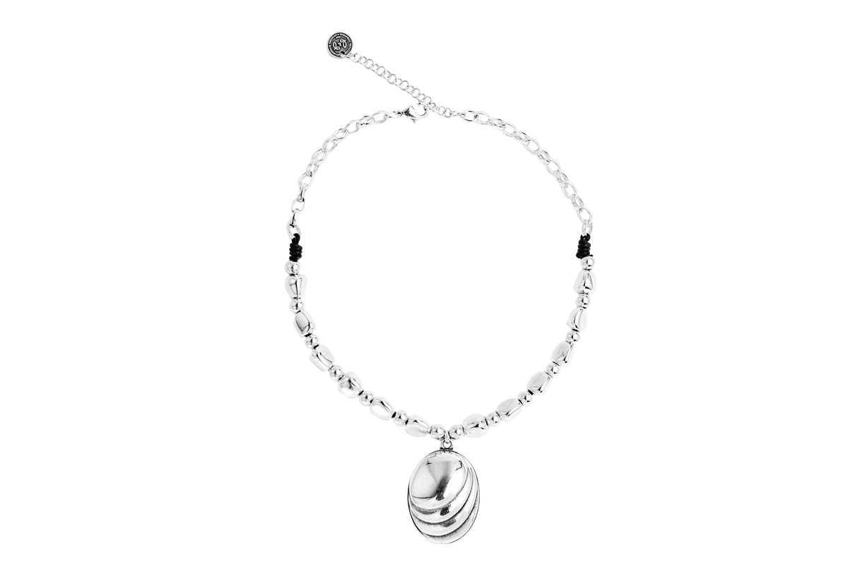 Collar corto con baño de plata y cuero
