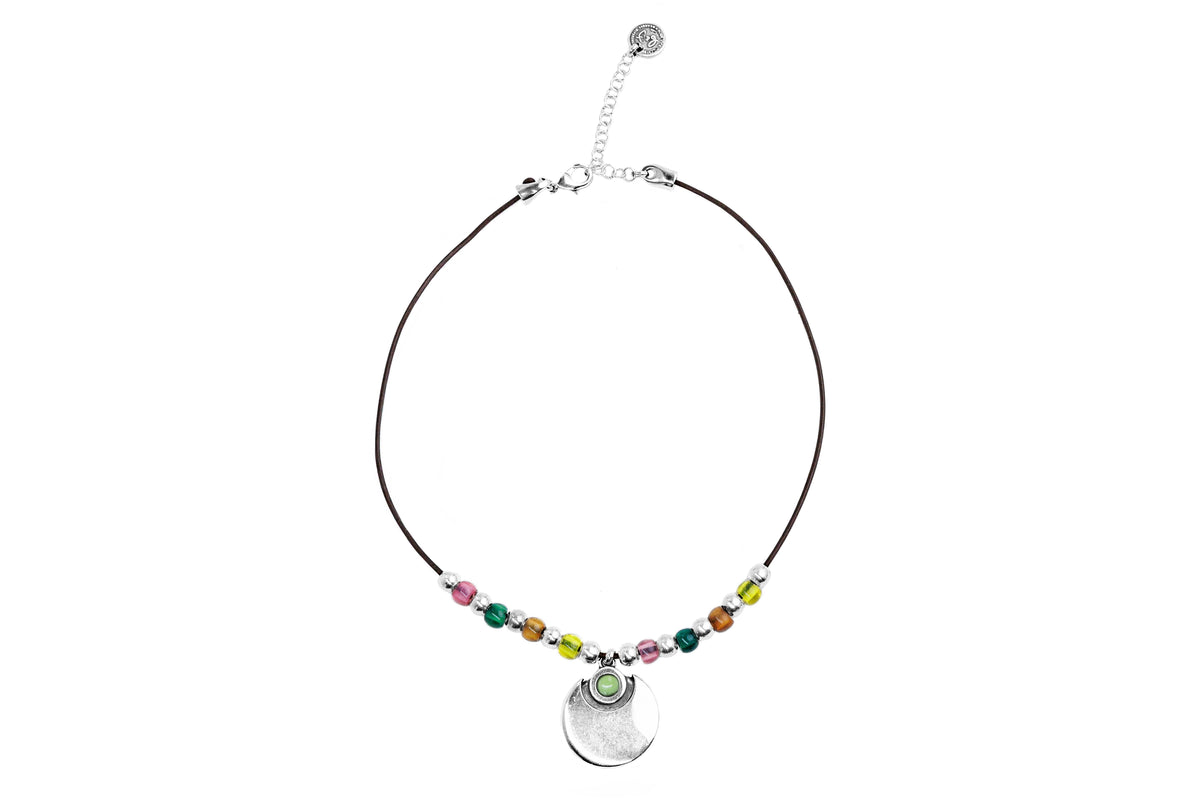 Collar corto con baño de plata, cuero y resina