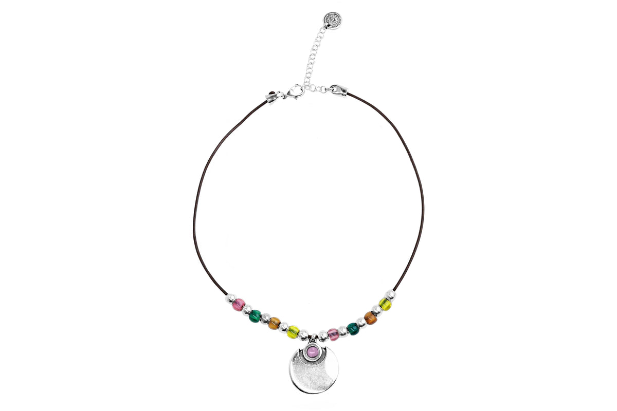 Collar corto con baño de plata, cuero y resina