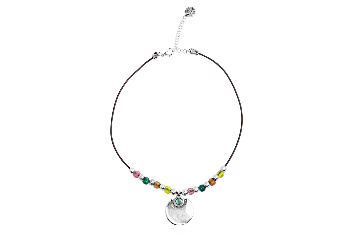 Collar corto con baño de plata, cuero y resina