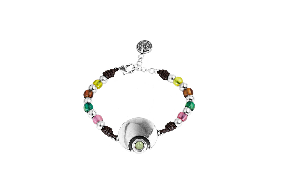 Pulsera con baño de plata, cuero y resina
