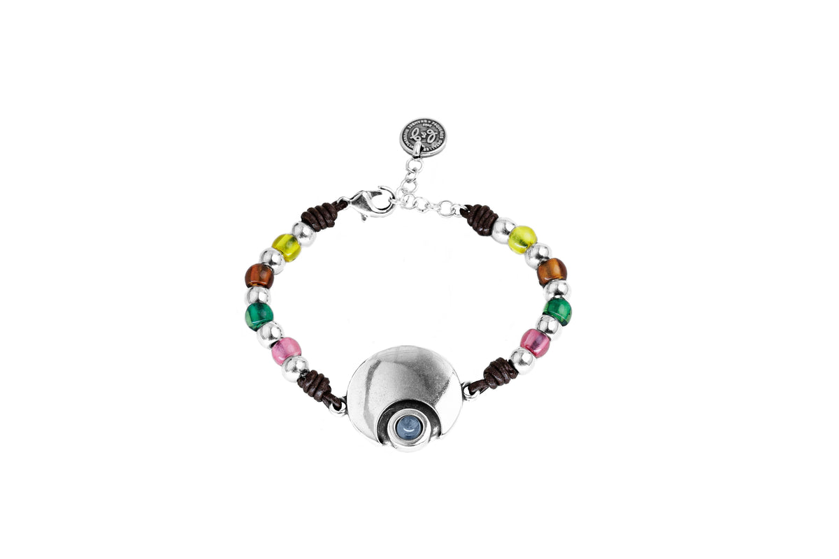 Pulsera con baño de plata, cuero y resina