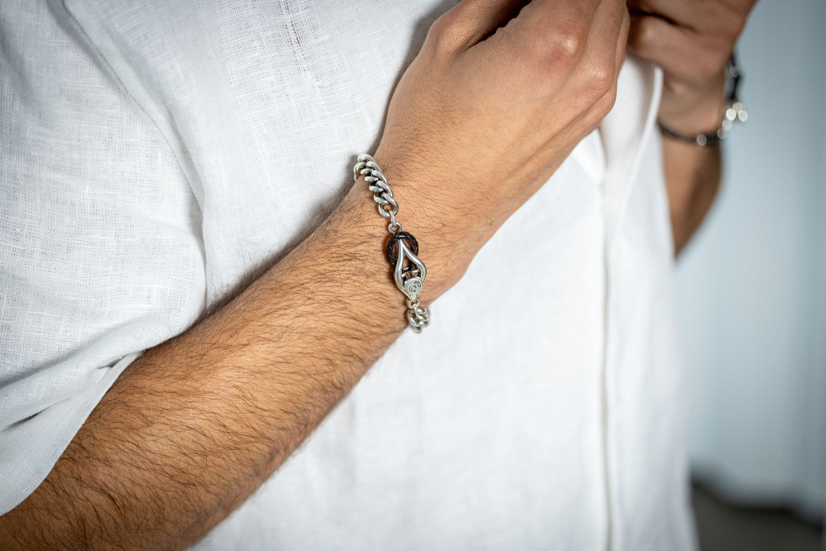 Pulsera con baño de plata y cuero