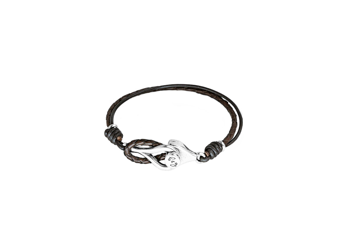 Pulsera con baño de plata y cuero trenzado