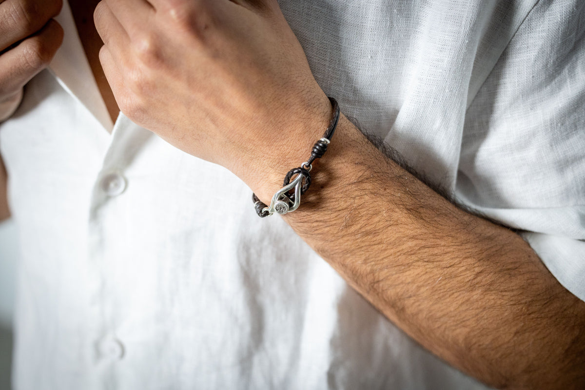 Pulsera con baño de plata y cuero trenzado