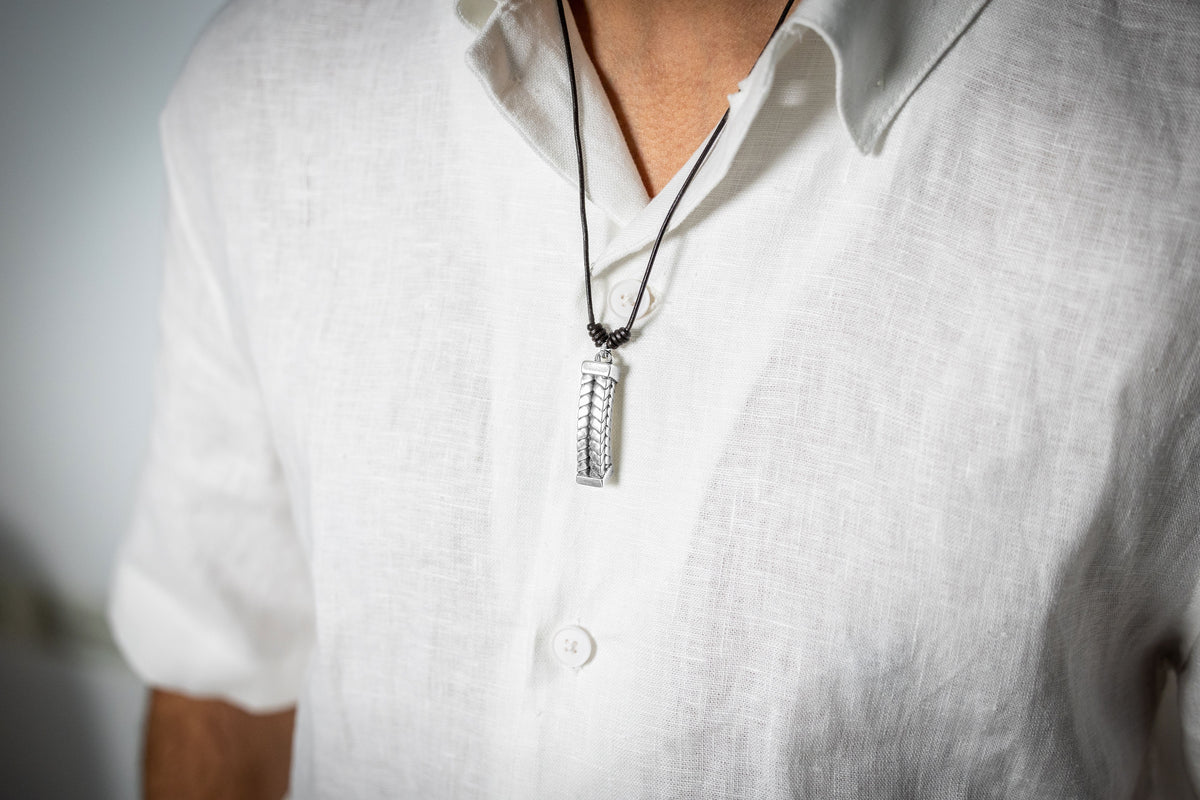 Collar con baño de plata y cuero