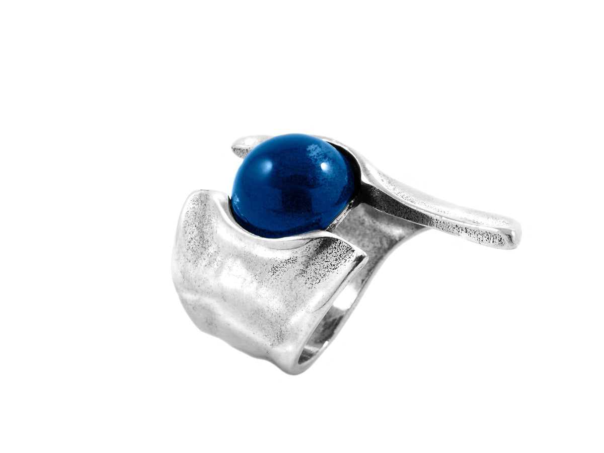 Anillo con baño de plata y resina
