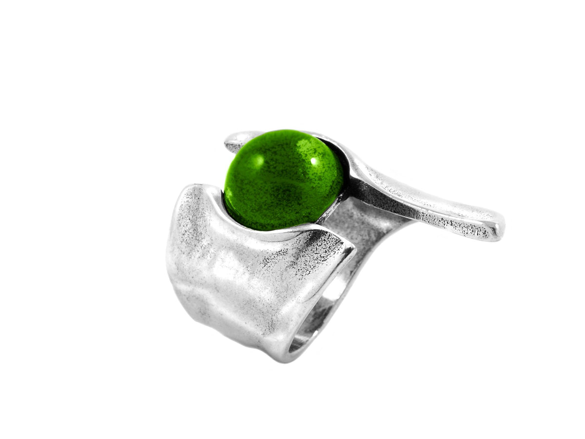 Anillo con baño de plata y resina