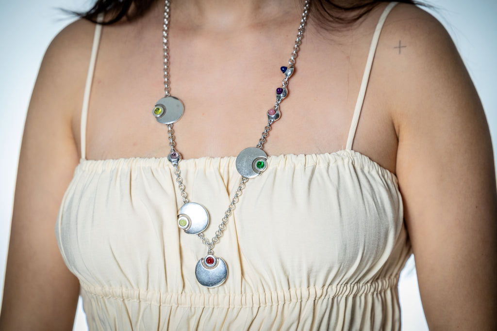 collar con baño de plata y resina