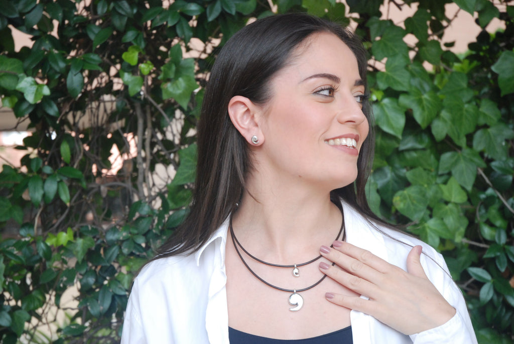 Collar con baño de plata y cuero