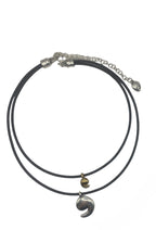 Collar con baño de plata y cuero