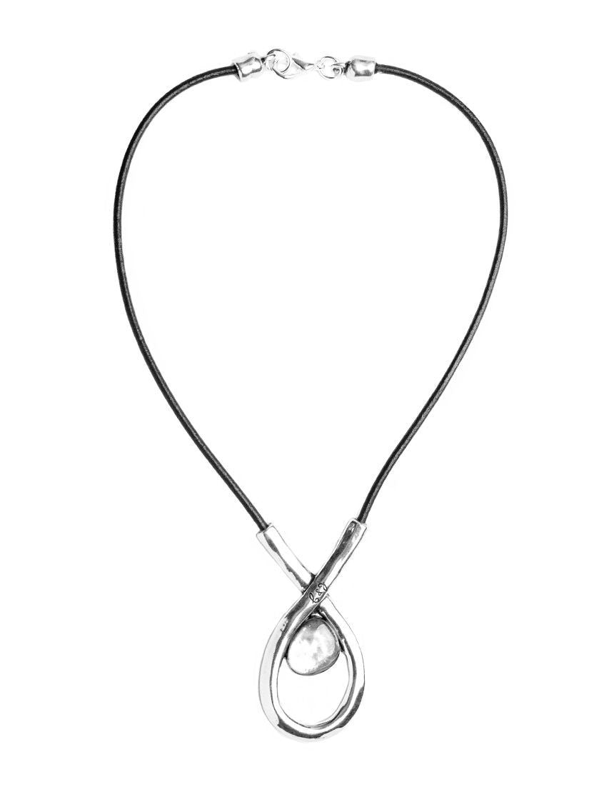 Collar con baño de plata, cuero y resina