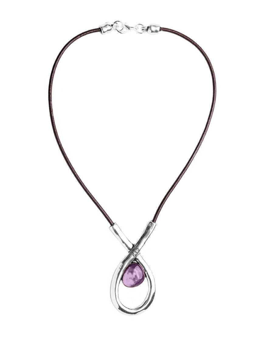 Collar con baño de plata, cuero y resina