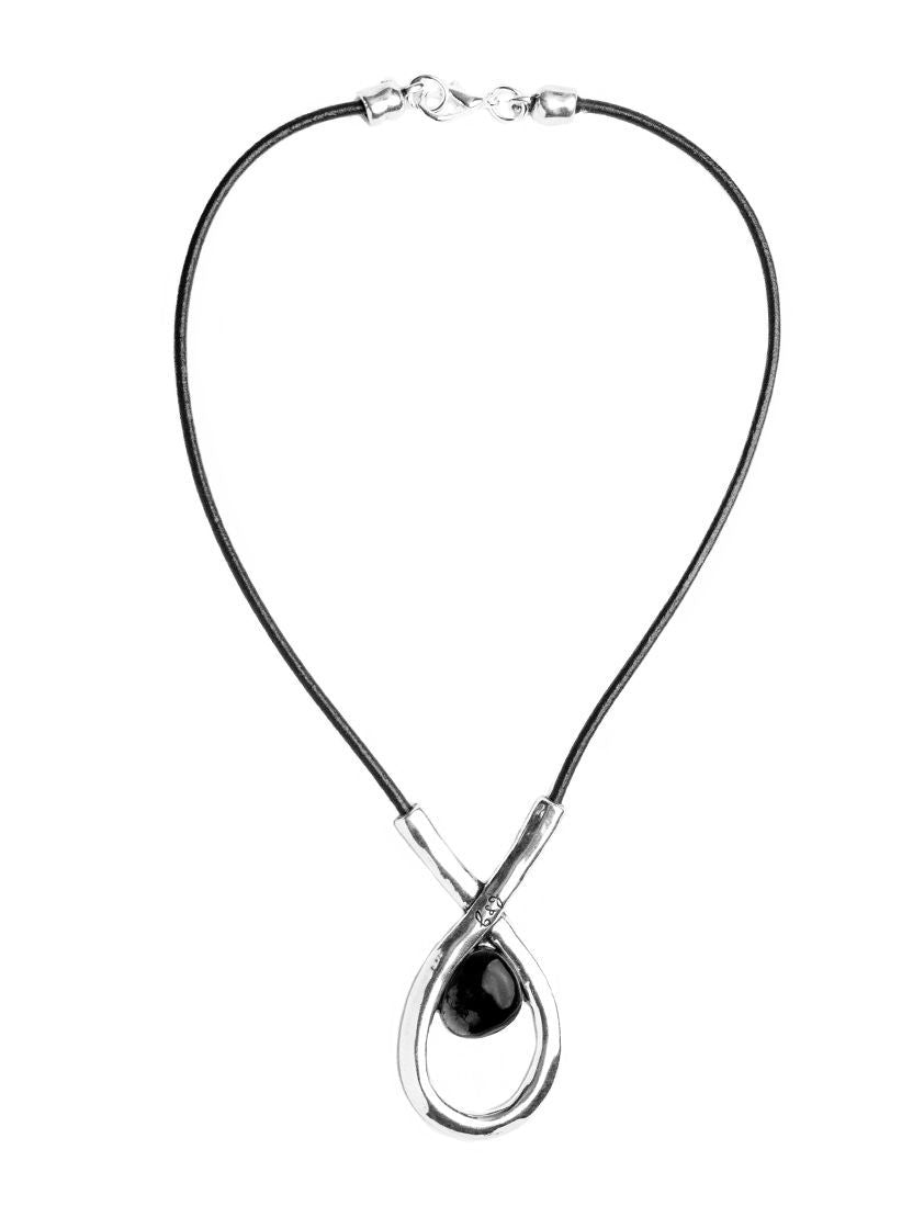 Collar con baño de plata, cuero y resina