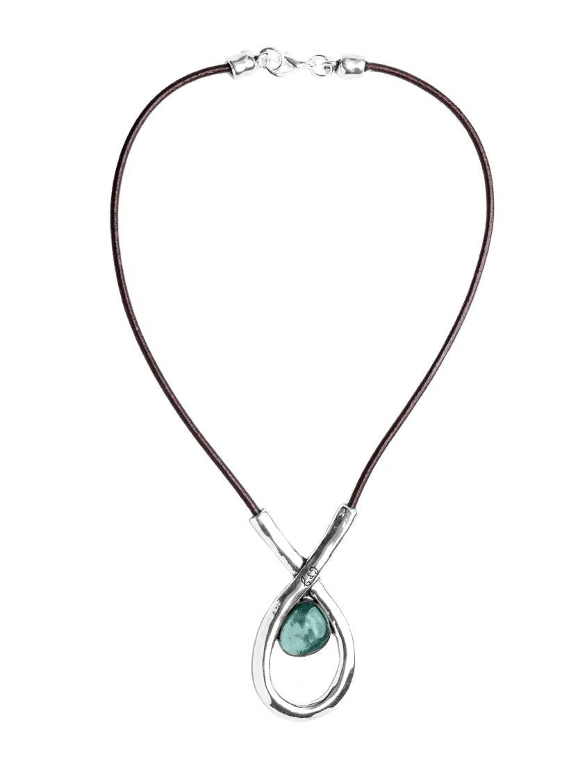 Collar con baño de plata, cuero y resina