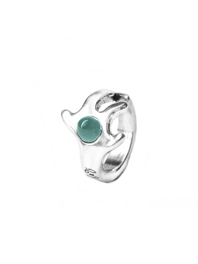 Anillo con baño de plata y resina