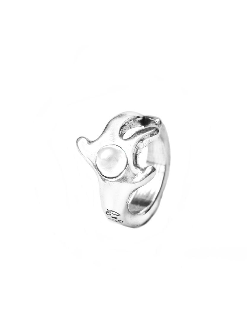 Anillo con baño de plata y resina