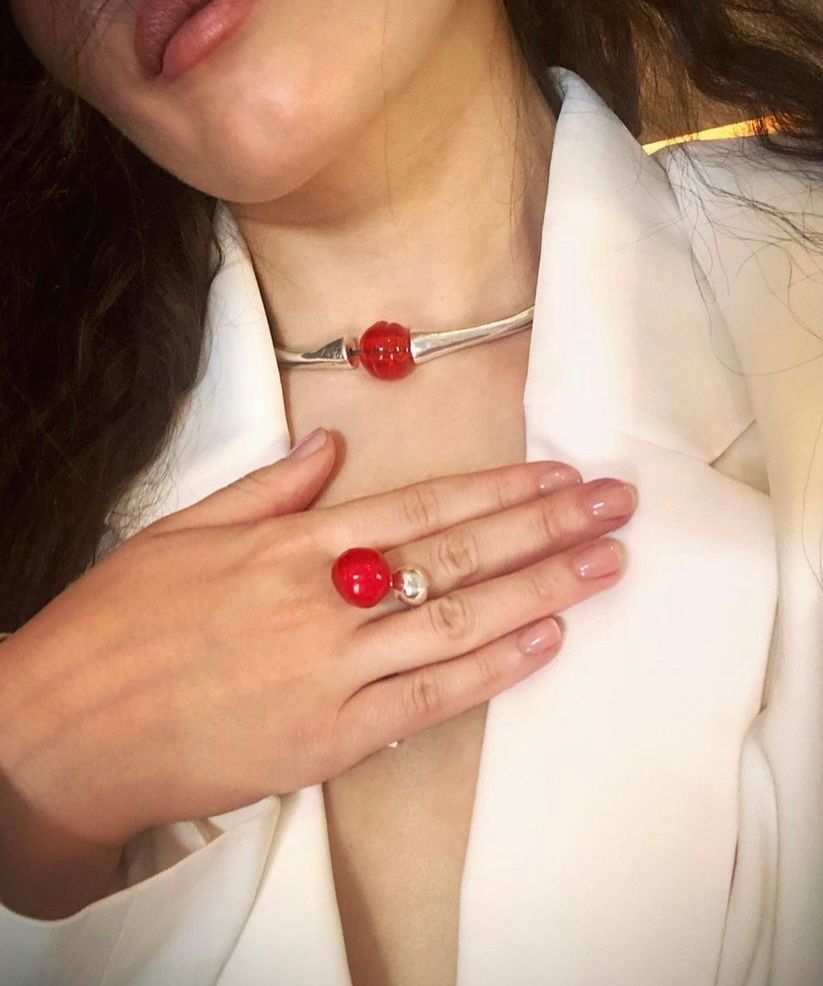 Anillo con baño de plata y resina