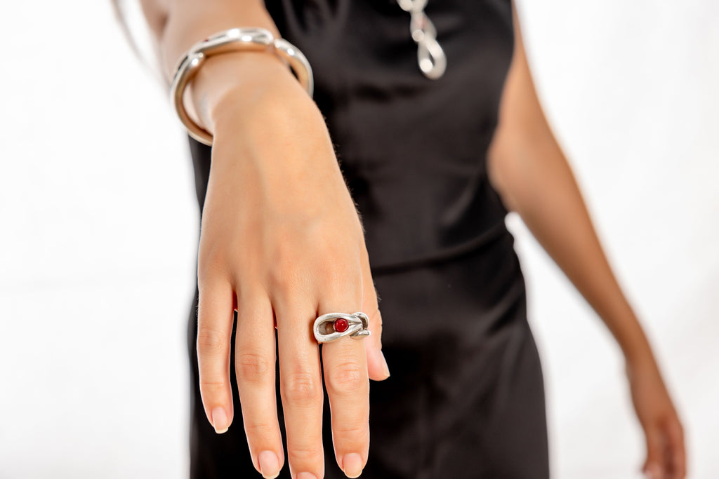 Anillo con baño de plata y resina